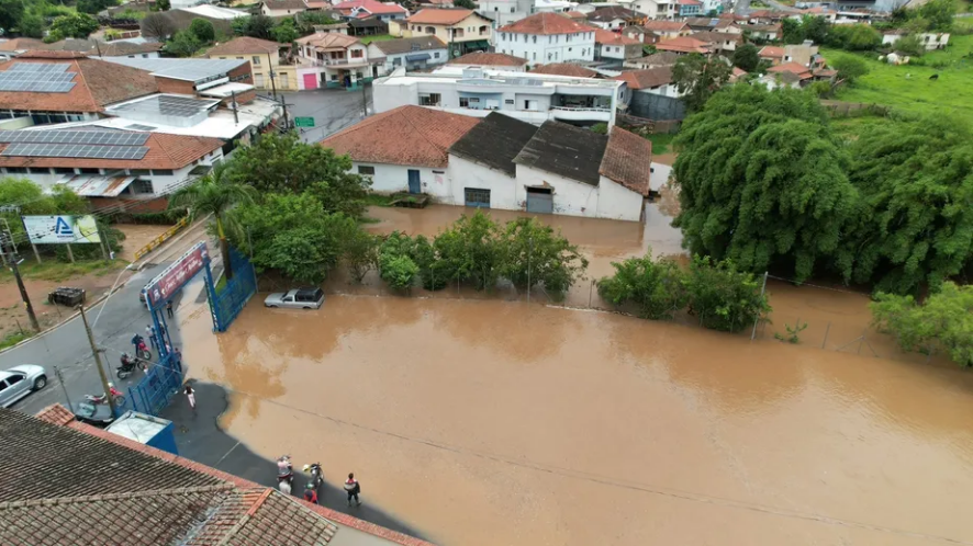 Moradores são obrigados a sair após chuva invadir casas em Santa Rita de Caldas, MG
