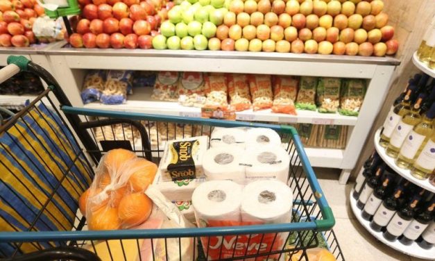 Brasileiro usa antecipação de benefícios sociais para comprar comida, afirma pesquisa da Abras