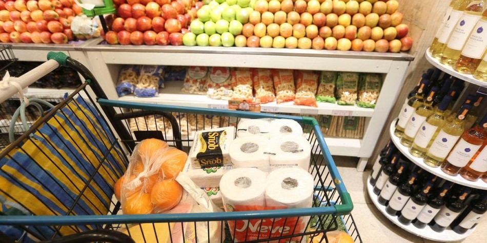 Brasileiro usa antecipação de benefícios sociais para comprar comida, afirma pesquisa da Abras