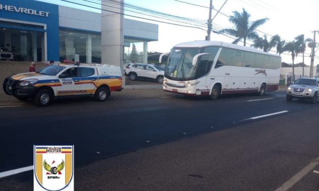 Motorista de ônibus é preso por transporte irregular de passageiros na MG-050, em Passos