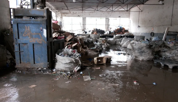Parede desaba após chuva e imóvel da associação de coletores de materiais recicláveis de Divinópolis é interditado
