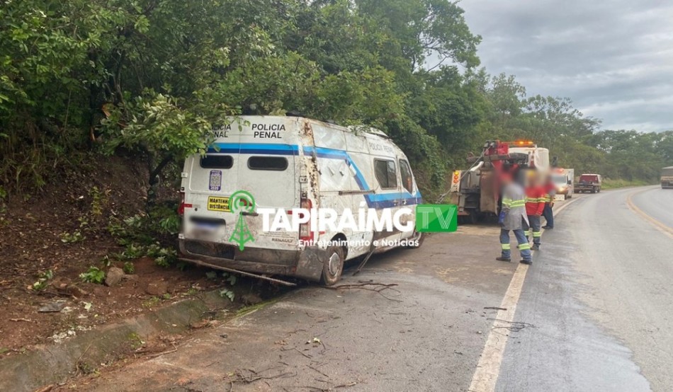 Van da Polícia Penal se envolve em acidente na BR-262