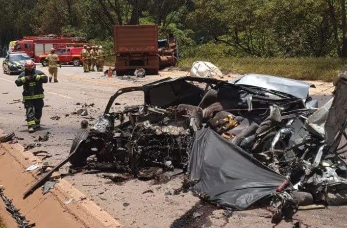 Colisão entre carro e carreta deixa uma vítima fatal e fecha BR-040