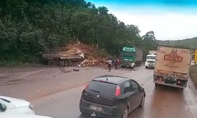 Batida entre caminhão, carro e carreta fecha parcialmente a BR-040