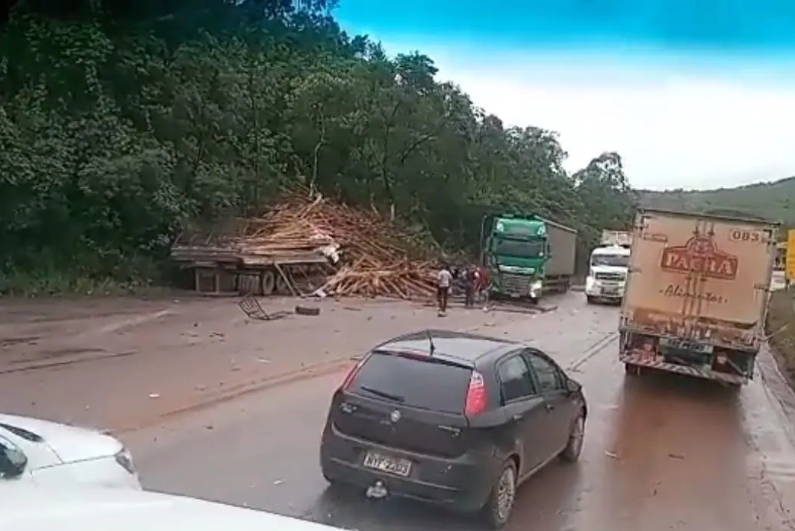 Batida entre caminhão, carro e carreta fecha parcialmente a BR-040