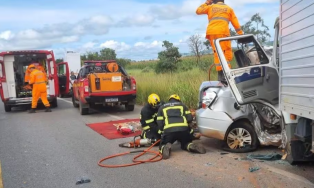 Quatro pessoas morrem após carro bater em caminhão na BR-365 em Minas Gerais