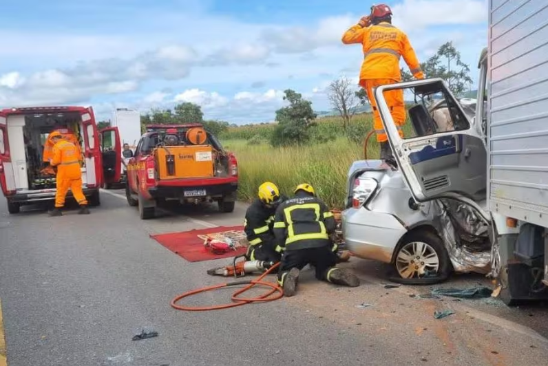 Quatro pessoas morrem após carro bater em caminhão na BR-365 em Minas Gerais