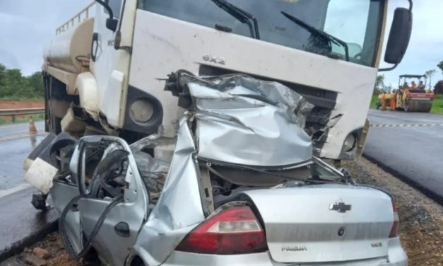 Motorista bate em caminhão durante ultrapassagem e quatro pessoas morrem em MG