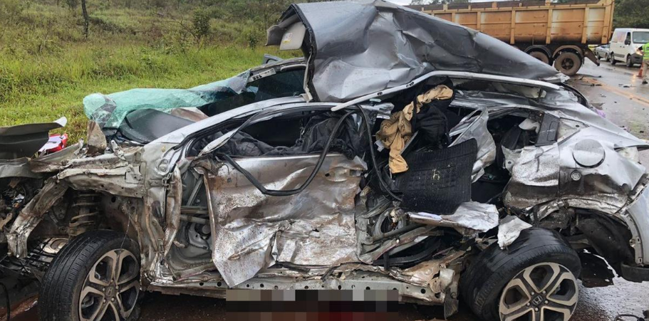 Acidente envolvendo carreta e três carros deixa 2 mortos e 5 feridos em MG