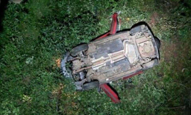 Idoso morre após carro despencar em ribanceira de 10 metros, em MG