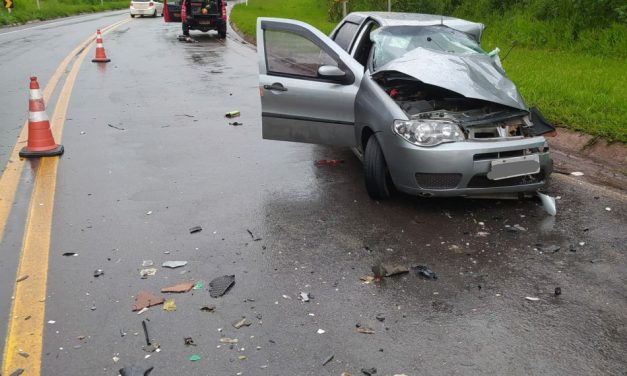 Acidente grave entre carro e micro-ônibus é registrado na MG-050