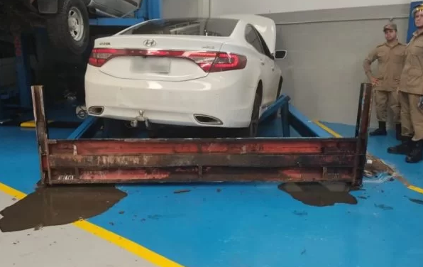 Carro cai de elevador de oficina e mata mecânico