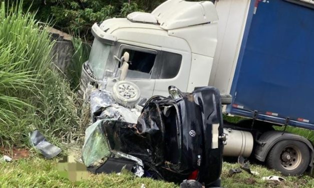 Mulher fica presa às ferragens e morre em acidente na MG-050, em Itaúna