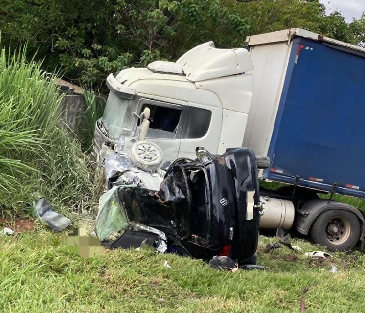 Mulher fica presa às ferragens e morre em acidente na MG-050, em Itaúna