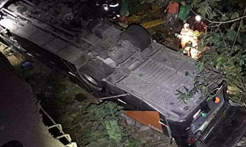 Ônibus com time de adolescentes capota e deixa ao menos 4 mortos em MG
