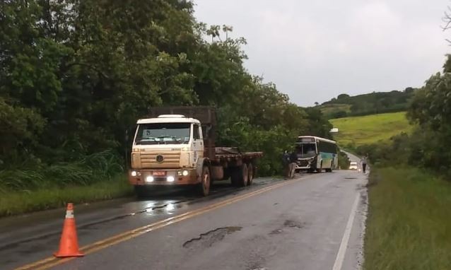 Cinco passageiros têm ferimentos leves após colisão entre ônibus e caminhão no Sul de MG