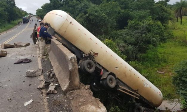 Caminhão-tanque de gás bate em carreta, despenca de barranco e interdita BR-153, no Triângulo