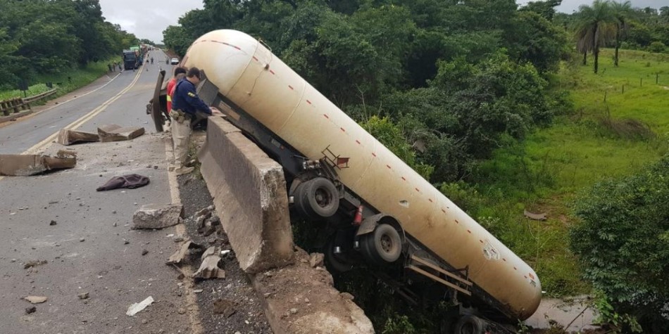 Caminhão-tanque de gás bate em carreta, despenca de barranco e interdita BR-153, no Triângulo