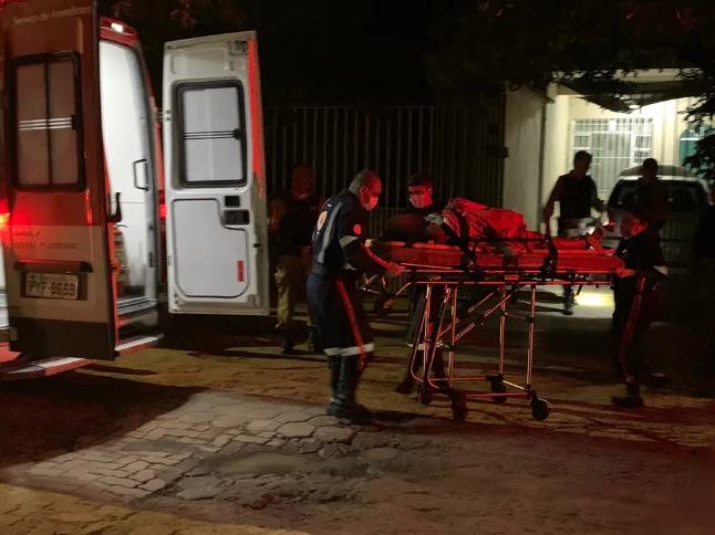 Mulher é esfaqueada na frente da filha em Governador Valadares