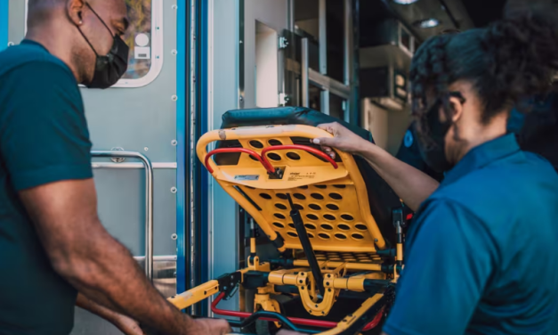 Homem esfaqueado cai de ambulância, é ‘esquecido’ e achado morto depois