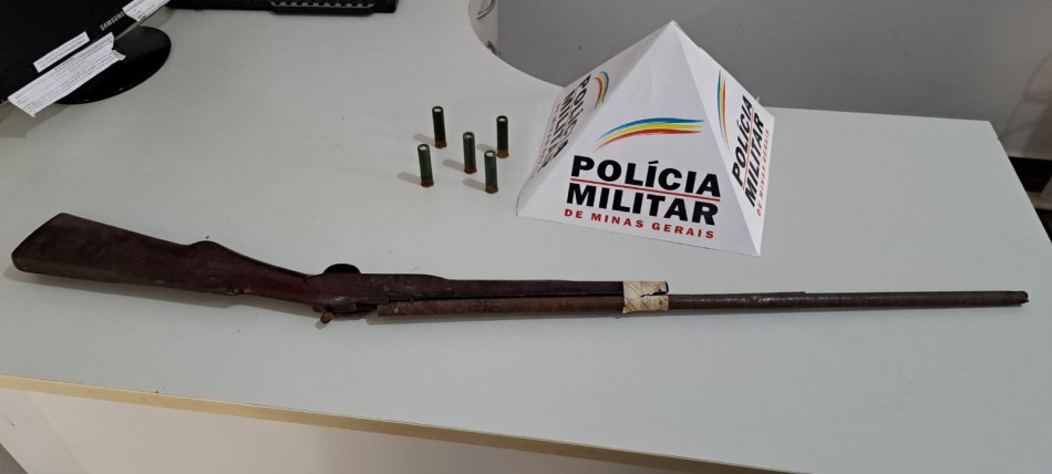 Homem é preso e arma e munições são apreendidas em Itapecerica