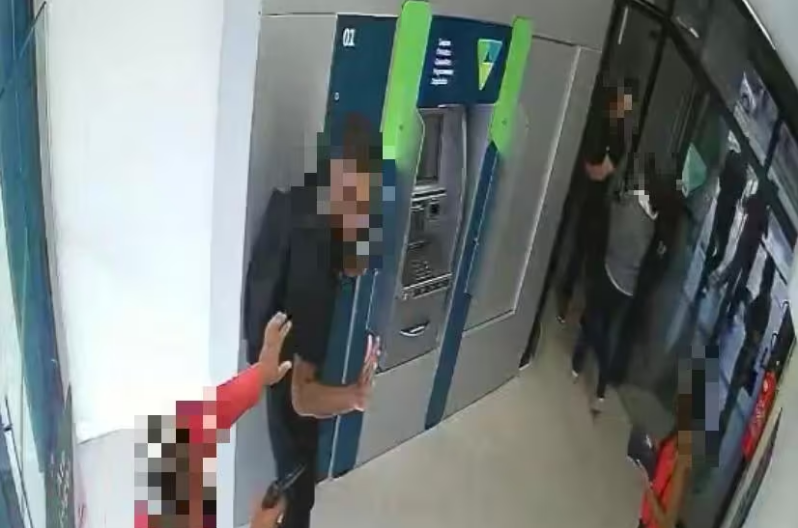 Criminosos fazem reféns em assalto a agência bancária em MG