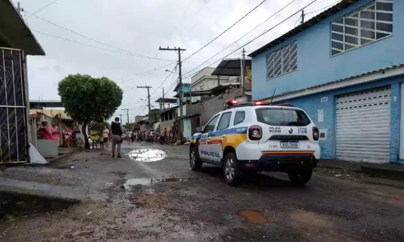 Homem é assassinado pelo ex da namorada enquanto capinava rua em MG