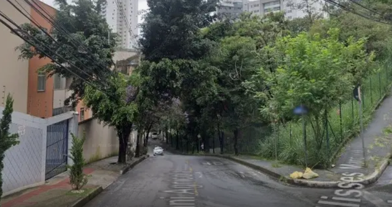 Homem tenta esfaquear a mãe e atear fogo em apartamento em MG