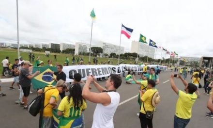 Manifestantes furam bloqueio, entram na Esplanada e invadem o Congresso Nacional