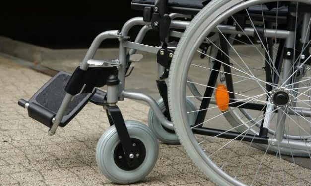 Homem agride ex-namorada cadeirante com banco de madeira e garrafadas, em Minas