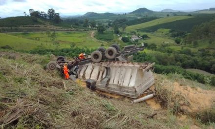 Caminhoneiro de 40 anos morre após perder controle de veículo e tombar em barranco em MG