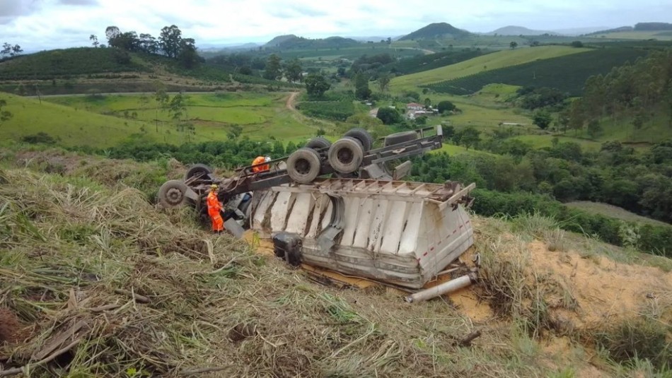 Caminhoneiro de 40 anos morre após perder controle de veículo e tombar em barranco em MG