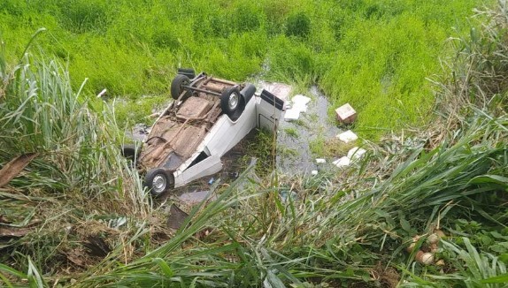 Jovem de 20 anos morre após carro capotar e cair em córrego na BR-262