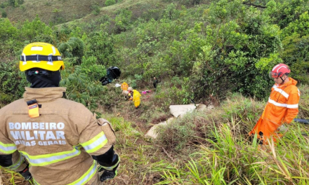 Carro cai de ribanceira de 50 metros e deixa família ferida em MG