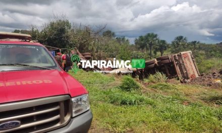 Homem morre após carreta carregada de minério tombar na BR-262