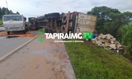 Carreta tomba e carga de alimentos refrigerados é saqueada na BR-262, em Córrego Danta