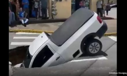 Carro é ‘engolido’ por cratera que se abriu no Centro de João Monlevade