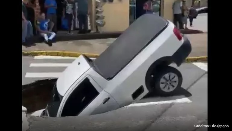Carro é ‘engolido’ por cratera que se abriu no Centro de João Monlevade