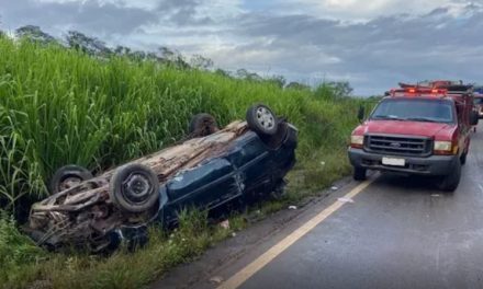 Carro com cinco pessoas da mesma família bate com caminhão e capota MG-060