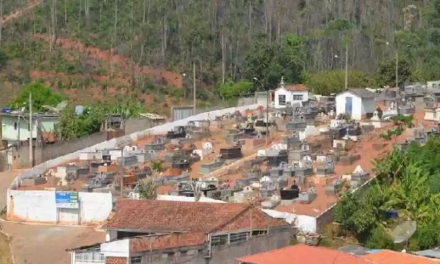 Moradores reclamam de cemitério mineiro: “mau cheiro e restos mortais no chão”