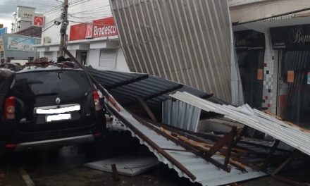 Temporal deixa ruas alagadas e derruba telhado de lojas no Sul de Minas