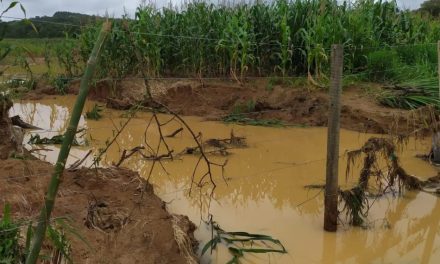 Cratera de dois metros se abre em estrada de Arcos