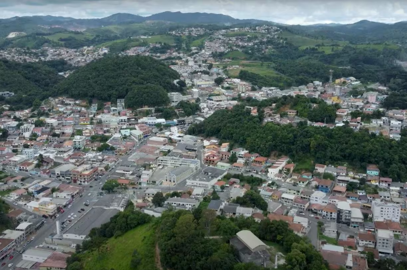 Homem corta mão de funcionário que não recebeu salário e furtou galinha