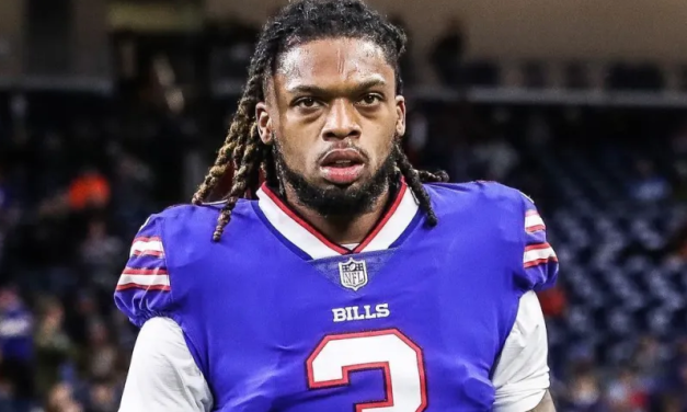 Jogador da NFL tem parada cardíaca em campo após choque e está em estado crítico