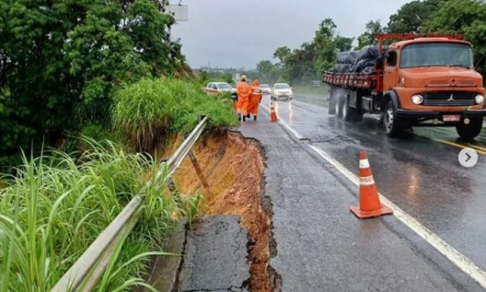 Deslizamento de terra é registrado às margens da BR-354 em Arcos