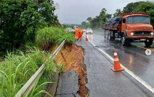 Deslizamento de terra é registrado às margens da BR-354 em Arcos