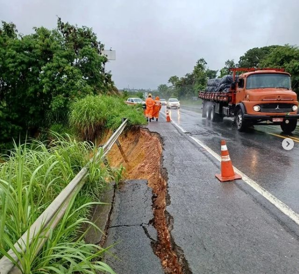 Deslizamento de terra é registrado às margens da BR-354 em Arcos