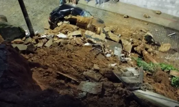 Escada despenca, deixa família presa em casa e atinge carro no interior de Minas
