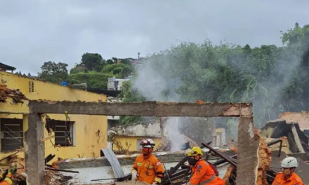 Corpo é encontrado sob escombros de casas que desabaram após explosão em Minas