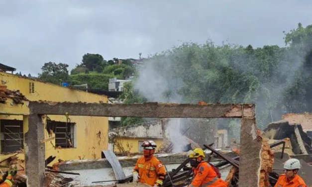 Corpo é encontrado sob escombros de casas que desabaram após explosão em Minas